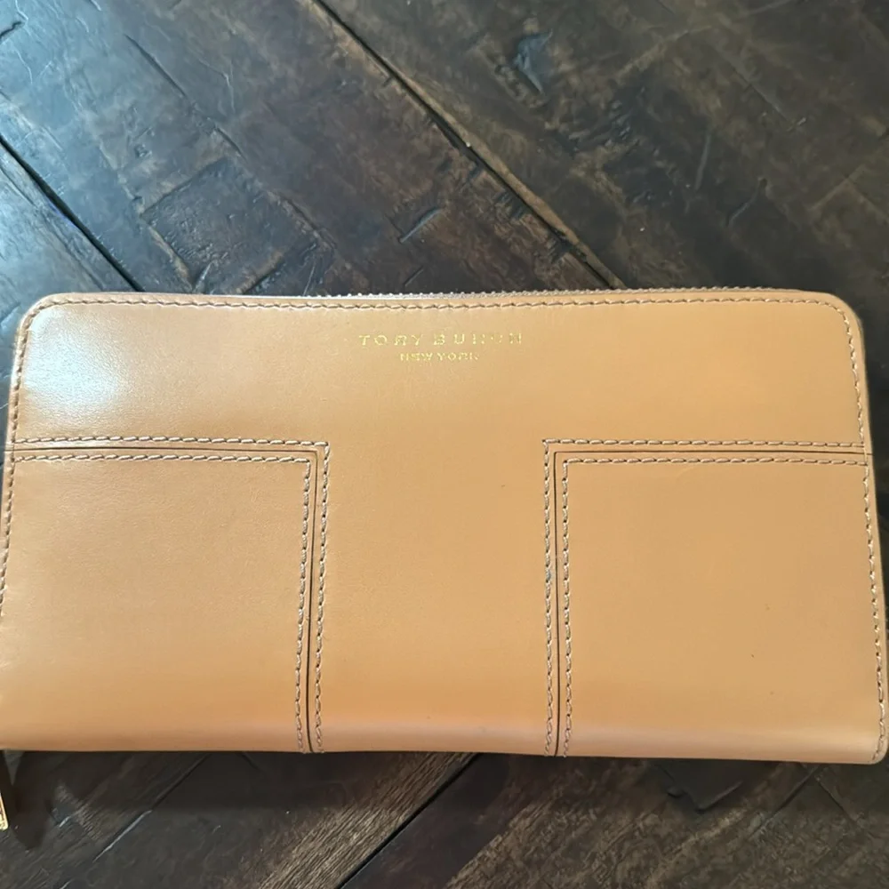Tory Burch Block T Continental Wallet - Picture 2 of 8